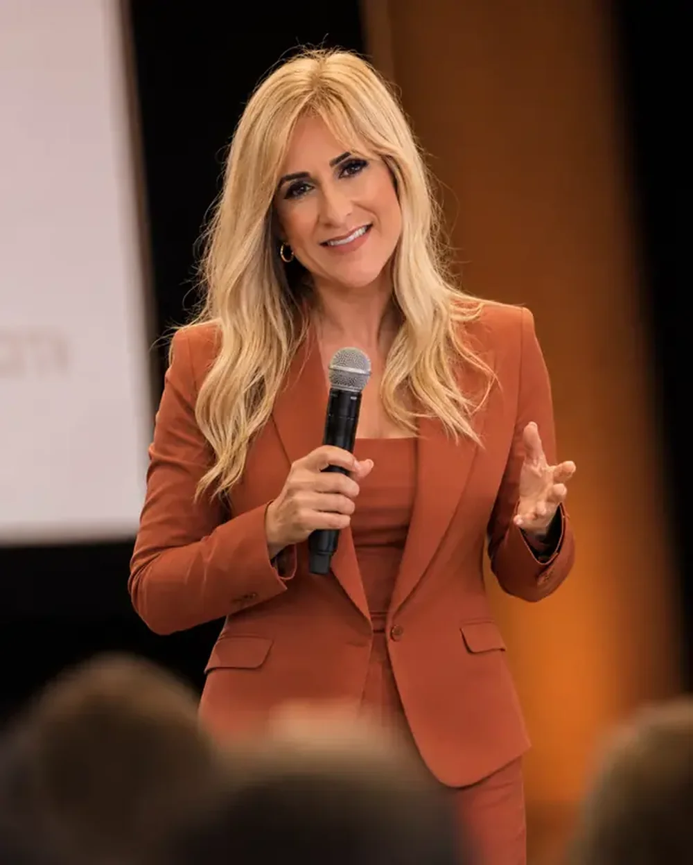 Andréia Ribeiro palestrando em evento literário
